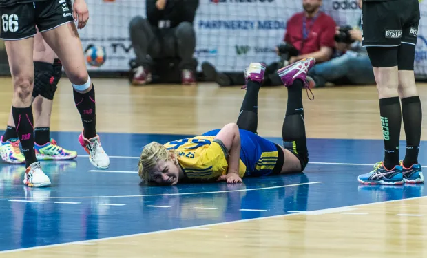 Joanna Szarawaga (na zdjęciu) mecz z Angolą zakończył w szpitalu. Kołowa Vistalu Gdynia została uderzona przez rywalkę w twarz, podobnie jak Joanna Drabik, u której podejrzewa się złamanie nosa.