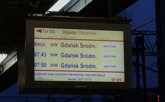 Poranna tablica z rozkładem jazdy pociągów na Zaspie.