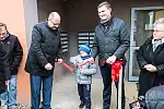 Uroczyste przekazanie budynków TBS Motława przyszłym lokatorom. Wstęgę wraz z Pawłem Adamowiczem i Piotrem Grzelakiem przecina jeden z najmłodszych mieszkańców osiedla.