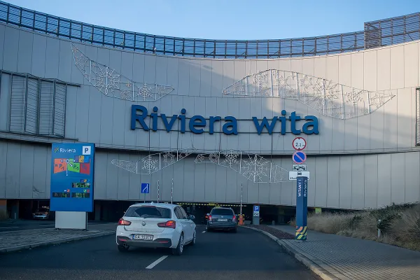 Choć Riviera znajduje się blisko centrum i tuż przy przystanku SKM parkowanie jest tam darmowe. W najbliższym czasie tak ma pozostać.