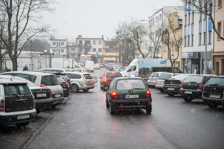Teren wokół pl. Górnośląskiego jest zastawiony samochodami przez kierowców parkujących tu nawet cały dzień. Problem mógłby zostać rozwiązany przez wprowadzenie strefy płatnego parkowania.