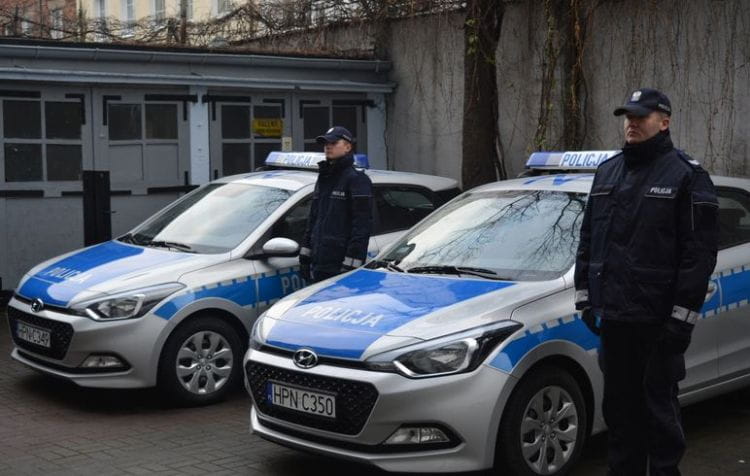 Dwa nowe radiowozy przekazano gdyńskim policjantom. 