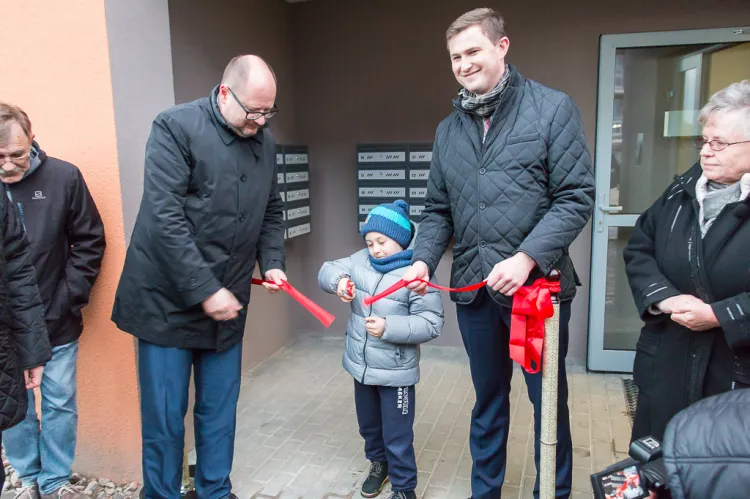Uroczyste przekazanie budynków TBS Motława przyszłym lokatorom. Wstęgę wraz z Pawłem Adamowiczem i Piotrem Grzelakiem przecina jeden z najmłodszych mieszkańców osiedla.