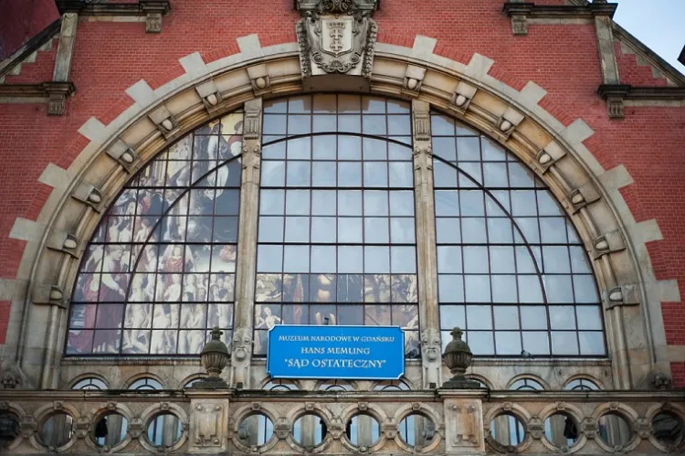 "Sąd Ostateczny" Hansa Memlinga, który od czerwca 2006 r. wisiał na budynku Dworca Głównego PKP został ściągnięty.