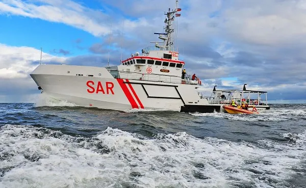 Statek ratowniczy SAR pomaga wszystkim na morzu: załodze i pasażerom statków, turystom, sportowcom czy rybakom.
