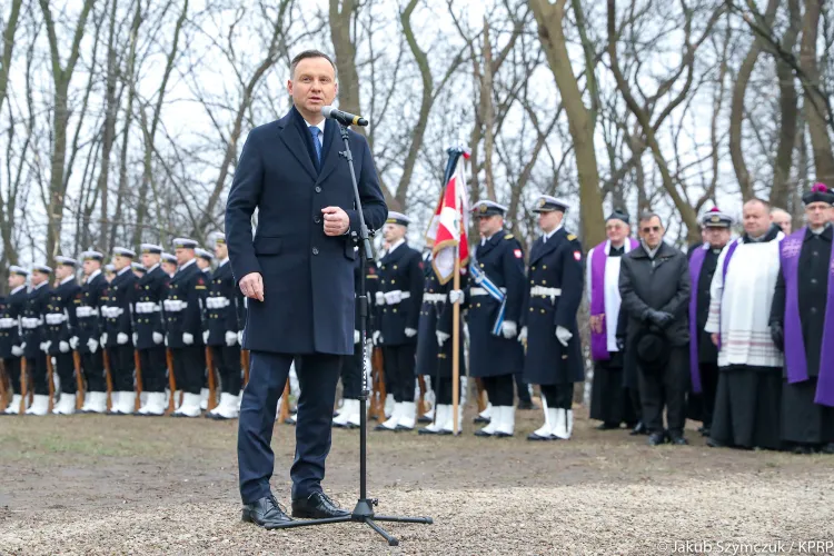Uroczystości pogrzebowe "trzech komandorów" na cmentarzu Marynarki Wojennej na Oksywiu, z udziałem prezydenta Andrzeja Dudy.