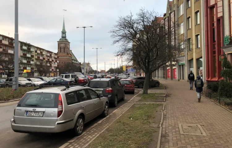 Ulica Długie Ogrody to dzisiaj zaplecze parkingowe dla centrum Gdańska.