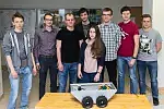 Żukbot to robot stworzony przez studentów Politechniki Gdańskiej, który ma wspomagać nowoczesnego rolnika. Na zdjęciu zespół projektu Żukbot.