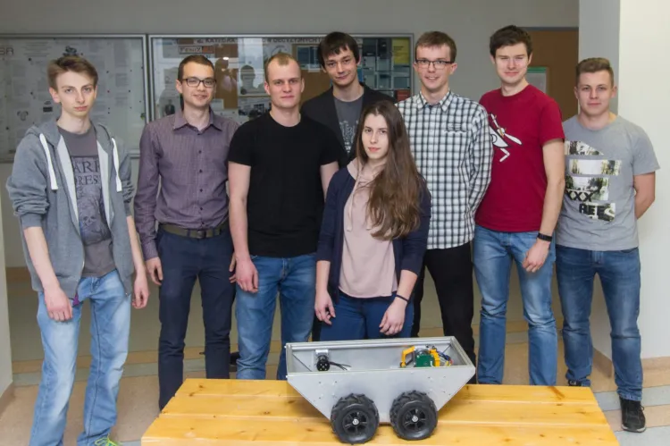Żukbot to robot stworzony przez studentów Politechniki Gdańskiej, który ma wspomagać nowoczesnego rolnika. Na zdjęciu zespół projektu Żukbot.