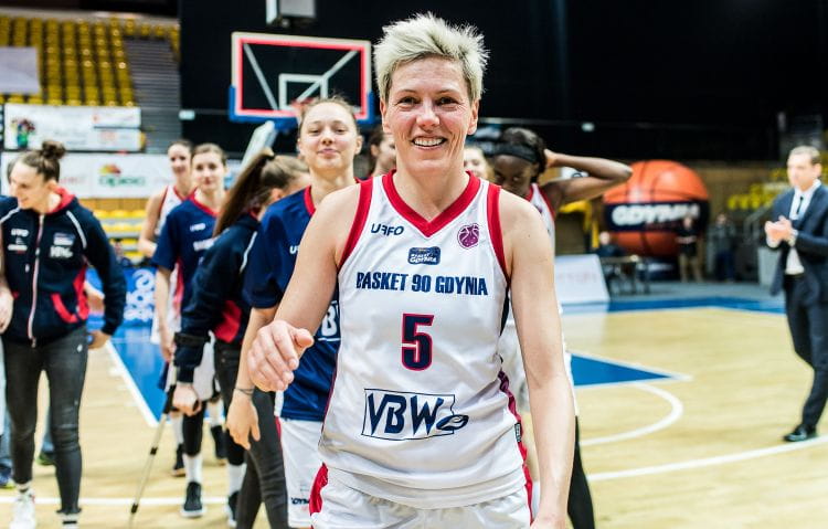 Jelena Skerović jest szczęśliwa, ze chociaż parę dni w trakcie sezonu Basket Ligi Kobiet może spędzić z rodziną.