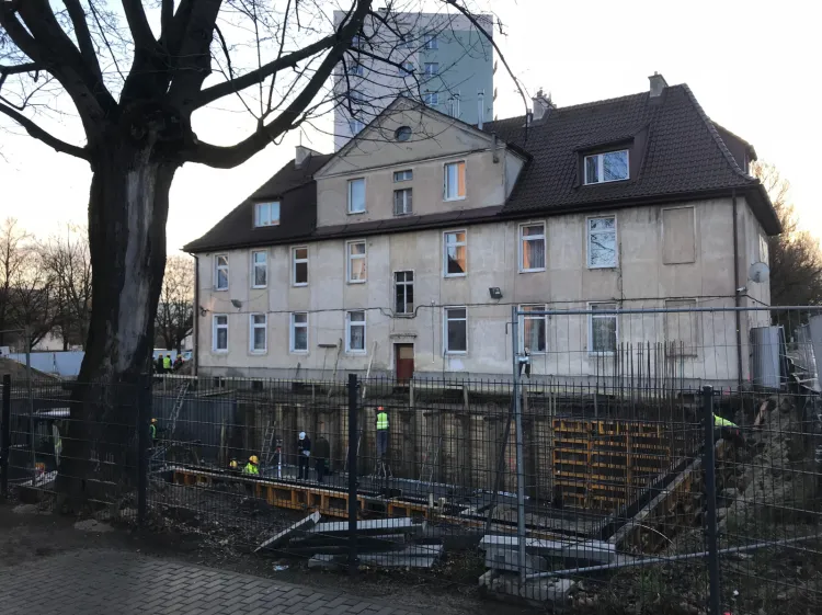 Prace budowlane na działce przy al. Grunwaldzkiej 597 w Gdańsku. Aktualnie montowane są zbrojenia piwnic.