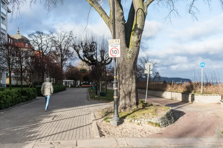 W pobliżu Skweru Kuracyjnego chodnik z drogą rowerową zamienią się miejscami. Piesi będą poruszali się bliżej plaży (po prawej).
