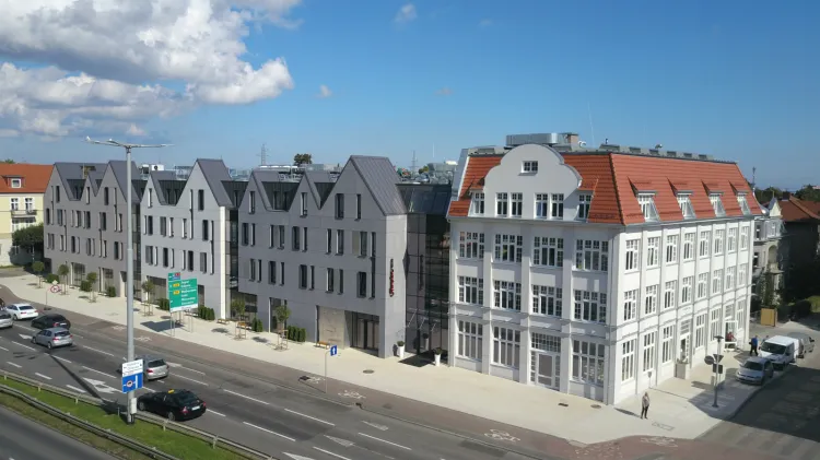 Hotel Hampton by Hilton i odbudowany budynek przychodni w Oliwie.   