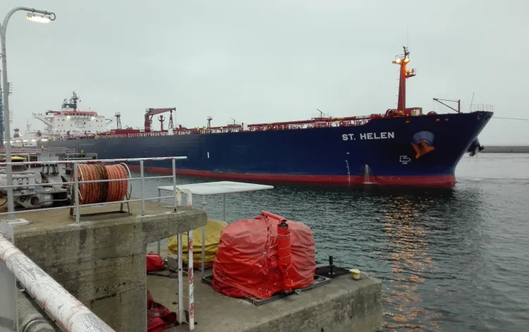 Grupa Lotos podpisała terminową umowę na dostawę amerykańskiej ropy naftowej do rafinerii w Gdańsku. Kontrakt przewiduje dostarczenie w 2018 roku, drogą morską, minimum pięciu ładunków ropy.