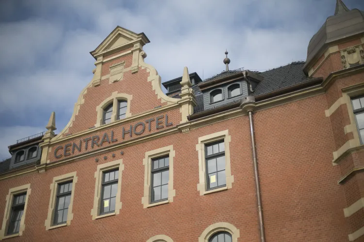 W odrestaurowanym budynku historycznego zespołu dworca w Gdańsku, otwarto elegancki hotel z browarem restauracyjnym.