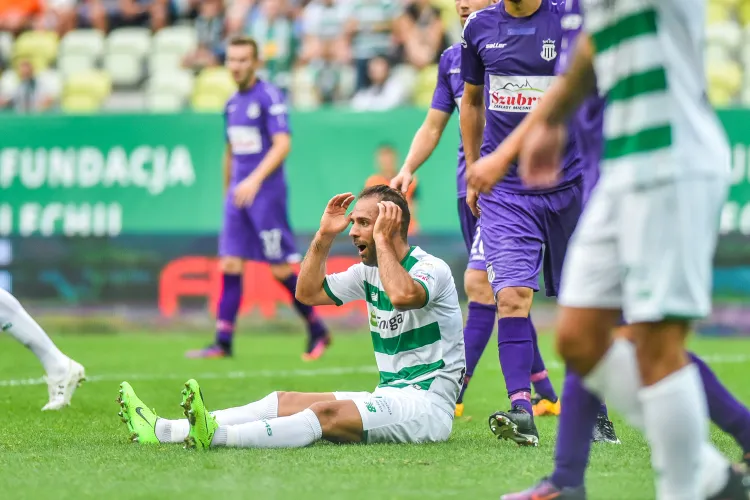 Jeszcze w poprzednim sezonie Lechia Gdańsk walczyła o mistrzostwo Polski. Teraz biało-zielonym bliżej do bronienia się przed spadkiem z ekstraklasy. Na zdjęciu Marco Paixao.
