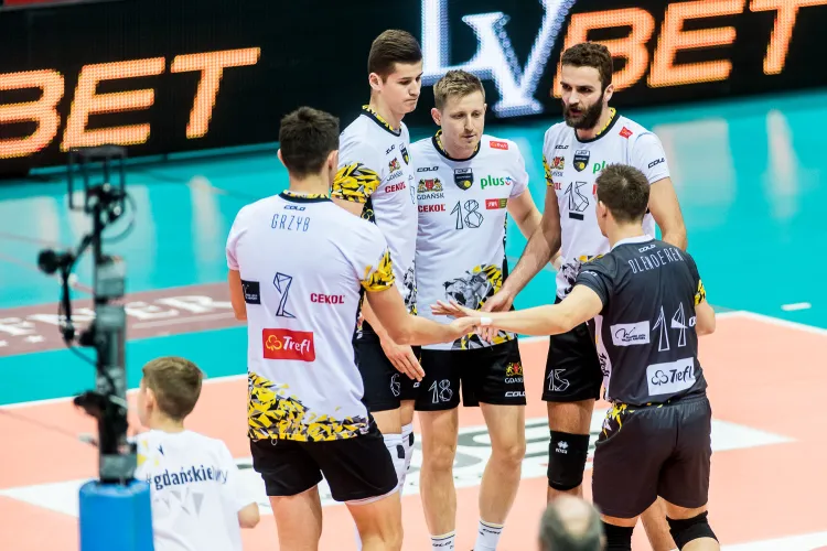 Gdańscy siatkarze notują dobry początek sezonu w Plus Lidze. Wysoko poprzeczkę zawiesili im kibice, którzy sami spisali się na medal w obliczu problemów klubu po utracie sponsora.