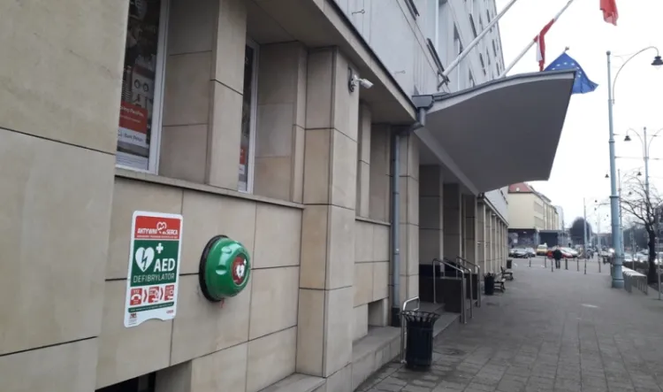 Gdańsk za 10 defibrylatorów AED zapłacił prawie 110 tys. zł. Nz. urządzenie na budynku Urzędu Miejskiego przy ul. Nowe Ogrody.