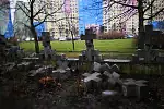 Zniszczone ogrodzenie Cmentarza Ofiar Hitleryzmu na Zaspie.