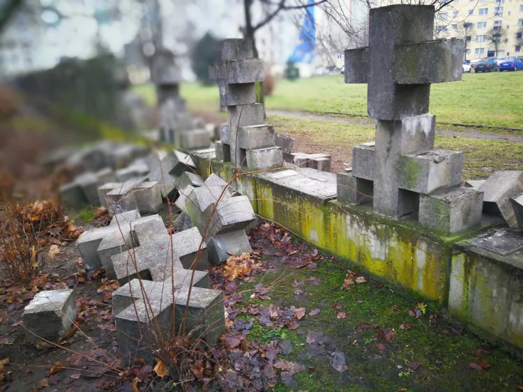 Zniszczone ogrodzenie Cmentarza Ofiar Hitleryzmu na Zaspie.