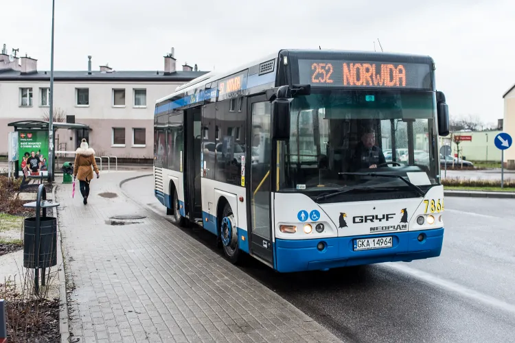 Zdaniem mieszkańców dzielnicy, linia 252 powinna jeździć częściej po Małym Kacku. Nz. autobus linii 252 na przystanku Sandomierska 