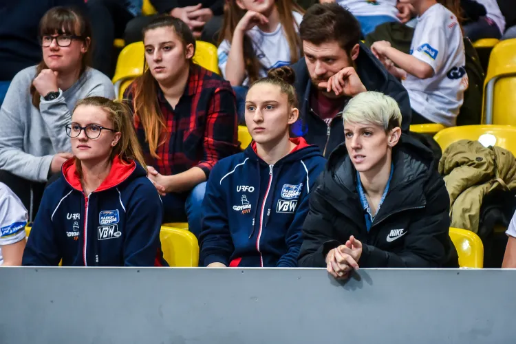 Chantelle Handy (pierwsza z prawej) zaliczyła przegrany debiut w Basket Lidze Kobiet, choć zagrała poprawny mecz przeciwko Enei AZS. Poza boiskiem wciąż znajdują się kontuzjowane Anna Makurat (w środku) i Kamila Podgórna.