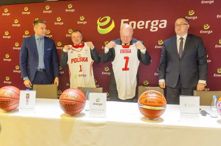 Energa przez dwa sezony będzie sponsorem strategicznym reprezentacji Polski koszykarzy i koszykarek. Na zdjęciu przedstawiciele Grupy Energa oraz Polskiego Związku Koszykówki podczas uroczystego podpisania umowy. 