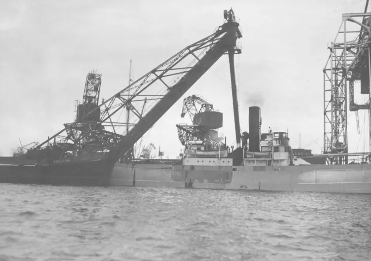 Port morski w Gdyni w 1938 r. Na zdjęciu statki przy nabrzeżu szwedzkim, widok od strony basenu portowego. Na fotografii widoczny fragment węglowca "Robur VII"