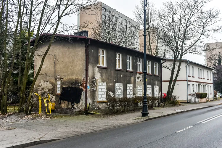 Budynek przy ulicy Bitwy pod Płowcami 26 jest w tej chwili pustostanem w złym stanie technicznym. 
