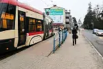 Podział chodnika na wyższy i niższy w obrębie pętli.