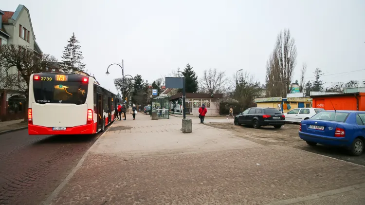 Projekt planu dopuszcza przeniesienie na teren pętli tramwajowej przystanków autobusowych celem utworzenia przesiadek drzwi-w-drzwi wzorem innych węzłów komunikacji miejskiej w Gdańsku.