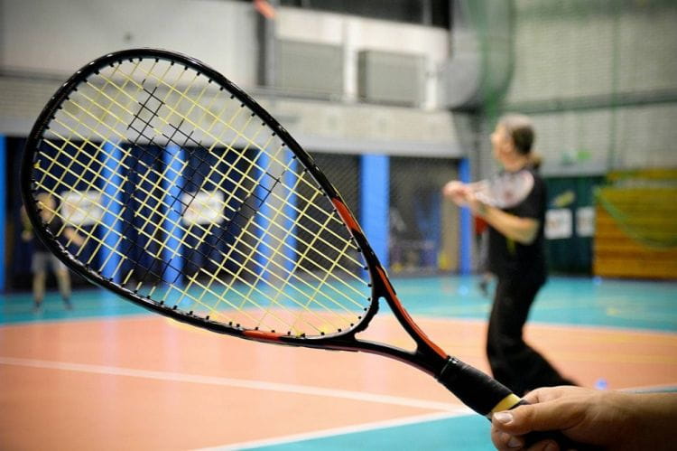 Speed badminton to w dużym uproszczeniu badminton bez siatek. Ta niezwykle szybka dyscyplina to znakomita alternatywa dla fitnessu i doskonały sposób, by utrzymać kondycję.