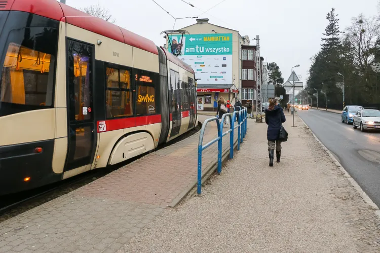 Podział chodnika na wyższy i niższy w obrębie pętli.