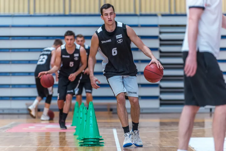 W składzie Trefla na Energa Basket Ligę nie było miejsca dla Bartosza Majewskiego, natomiast na II-ligowe rezerwy okazał się za dobry. Dlatego będzie zbierał doświadczenie w I lidze, w drużynie z Kutna.