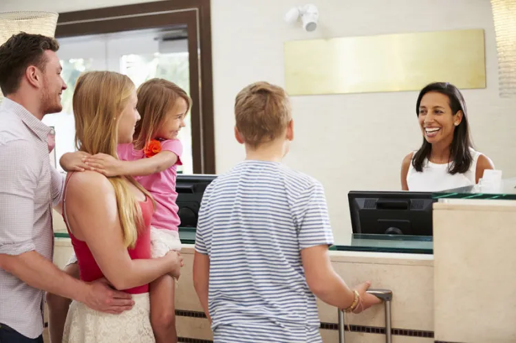 Niezależnie od metod wychowawczych, przebywając w hotelu musisz dostosować się do panujących zasad i zadbać o to, by twoje dzieci nie zakłócały spokoju innych gości. 