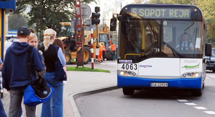 Sopot nie ma własnej komunikacji miejskiej - korzysta z autobusów z Gdyni i Gdańska.