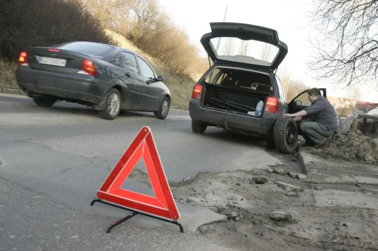 Uszkodzenie samochodu na dziurze często wiąże się z wydatkiem w wysokości kilkuset złotych.