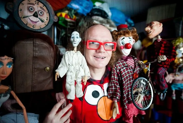 Przemysław Grządziela po 30 latach doczekał się pracowni, w której razem z innymi aktorami Teatru Pinezka przygotowuje marionetki do spektakli - najstarsza lalka ma tutaj 28 lat.