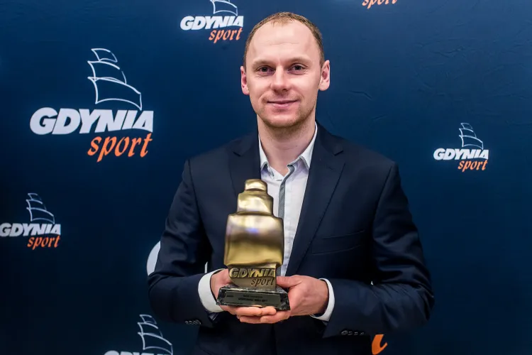 Rafał Siemaszko prezentuje statuetkę dla najlepszego  sportowca Gdyni ubiegłego roku. 