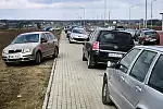 Przystanek Gdańsk Rębiechowo nawet bez odpowiedniego parkingu cieszy się sporym zainteresowaniem kierowców, którzy zostawiają tu auta zamiast wjeżdżać nimi na Dolny Taras.