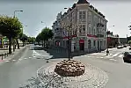 "Drzewo" na rondzie w Kwidzynie jest podświetlane po zmroku na różne kolory.