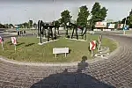 Na kwidzyńskim rondzie poświęconym siostrzanemu miastu Celle stanęły konstrukcje przypominające pompy do tłoczenia ropy naftowej.