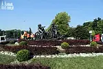 "Żużlowcy" na rondzie w Rybniku.