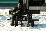 "Ławeczka Kaszubów" ustawiona na placu Kaszubskim w Gdyni była jedną z pierwszych tego typu ulicznych, pozbawionych patosu rzeźb w Trójmieście.