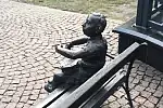 W 2002 r. na ławeczce na pl. Wybickiego we Wrzeszczu zasiadł Oskar Mazerath, bohater powieści "Blaszany bębenek" Guntera Grassa. Sam pisarz przysiadł obok dopiero w 2015 r., po swojej śmierci - w 2015 r.