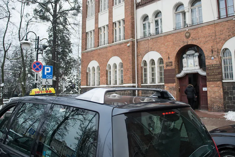 Urzędnicy w Sopocie najczęściej korzystają z przejazdów taksówkami w delegacji. Tłumaczą to małą liczbą służbowych samochodów.