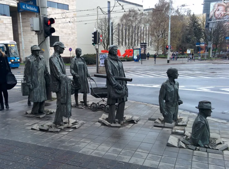 Pierwsza część "Pomnika anonimowego przechodnia" we Wrocławiu.