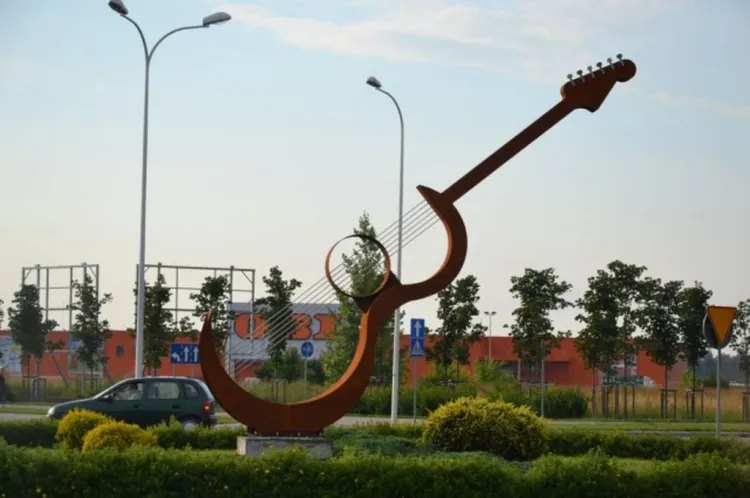 Gitara na rondzie w Suwałkach nawiązuje do lokalnego festiwalu bluesowego.