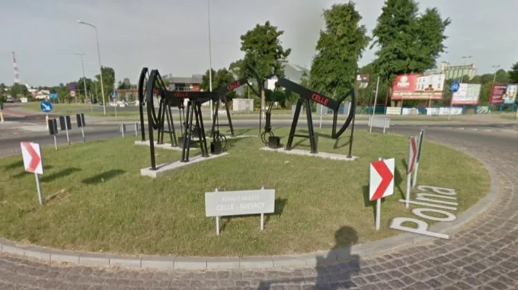 Na kwidzyńskim rondzie poświęconym siostrzanemu miastu Celle stanęły konstrukcje przypominające pompy do tłoczenia ropy naftowej.