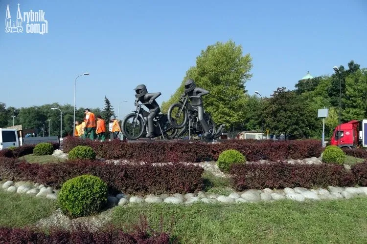 "Żużlowcy" na rondzie w Rybniku.